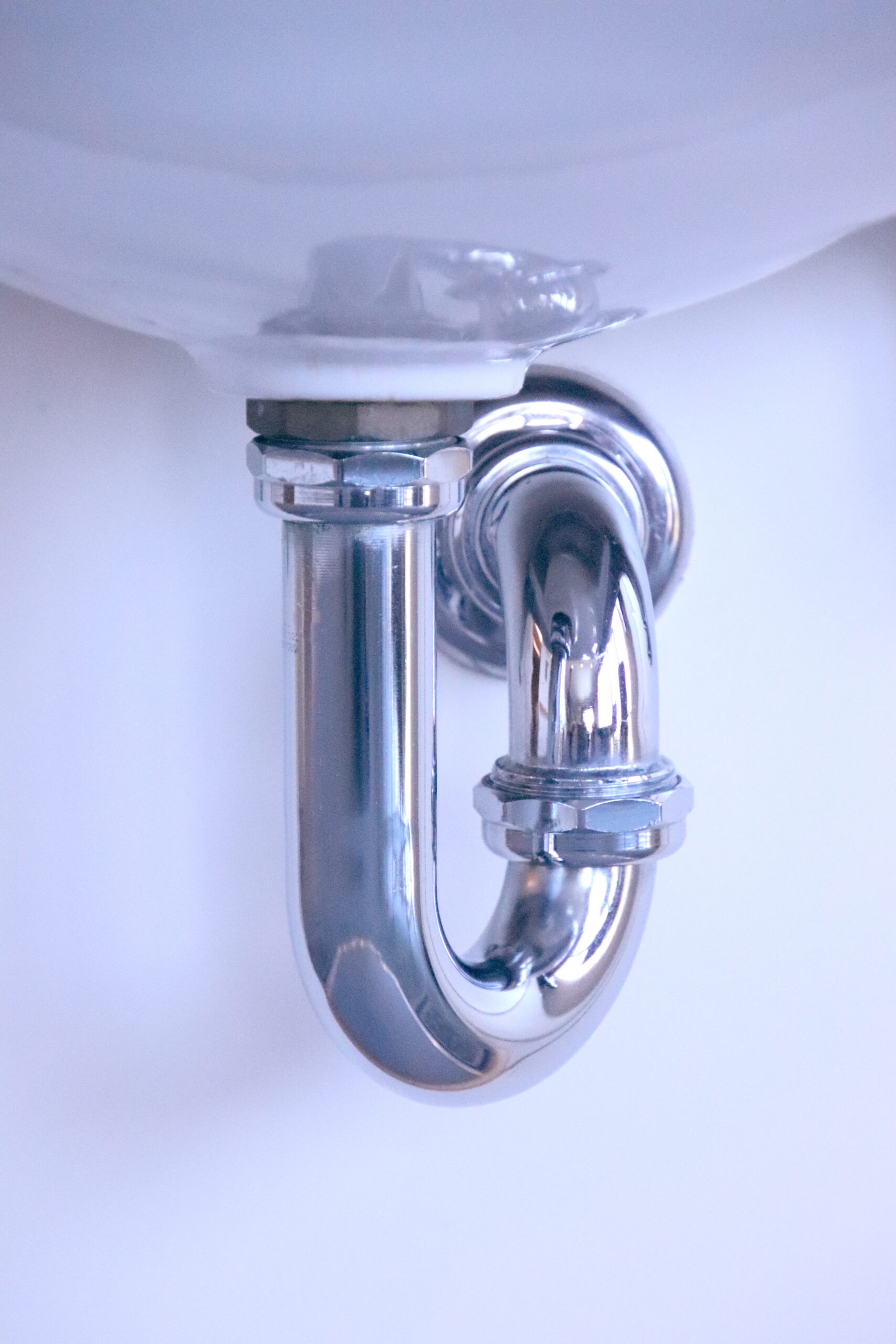 Sifone cromato sotto il lavabo, immagine illustrativa